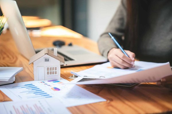 Stratégies efficaces pour investir dans l'achat, la rénovation et la revente immobilière