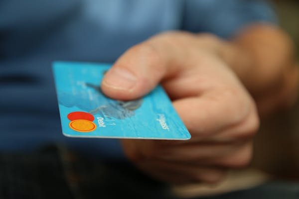 Baisse des frais de carte bancaire : top conseils à connaître